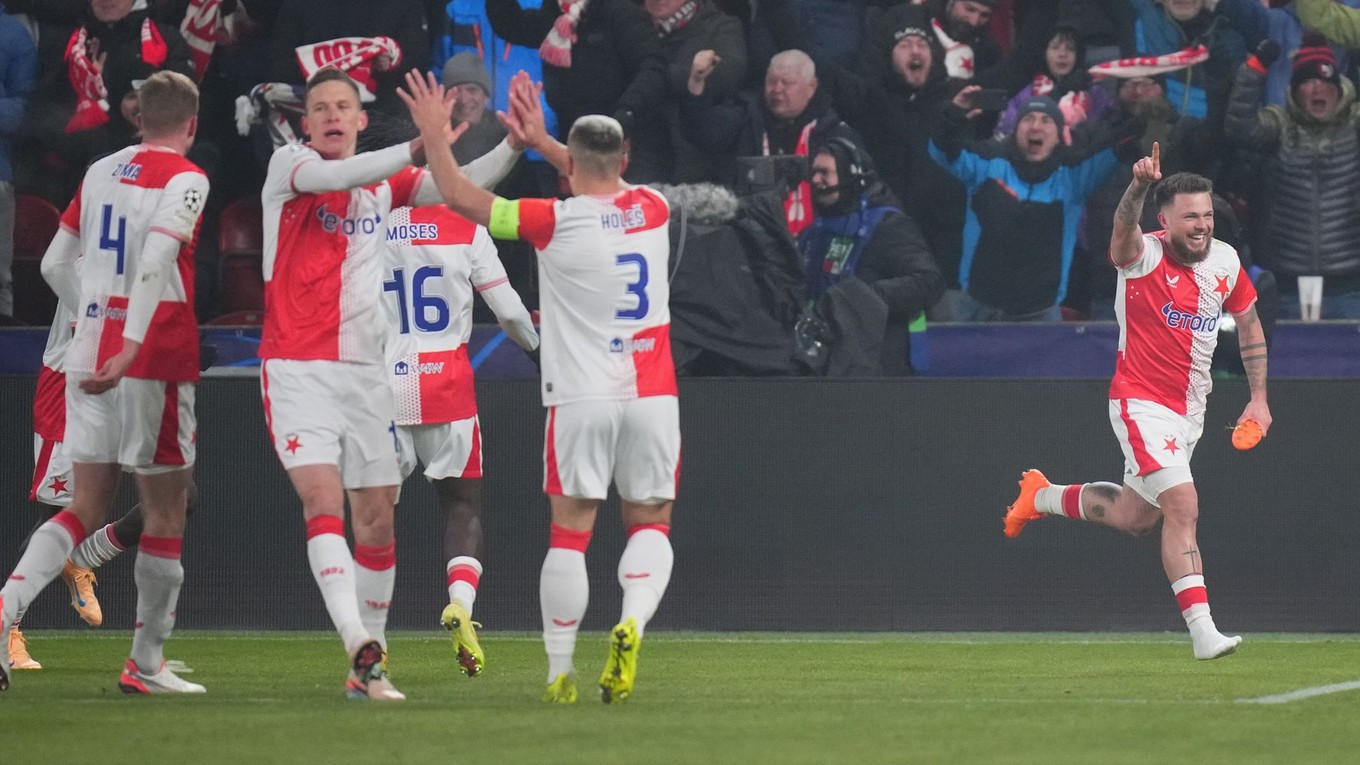 Slavia Praha oslavuje gól. 