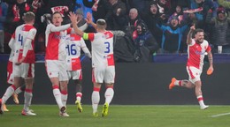 Slavia Praha oslavuje gól. 