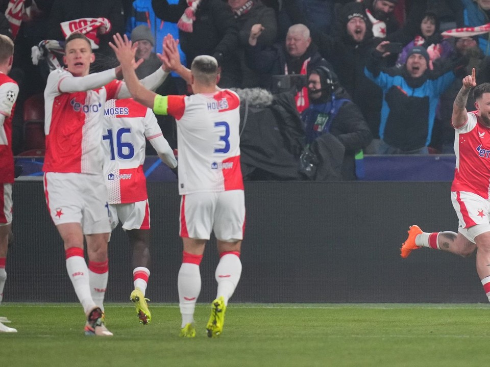 Slavia Praha oslavuje gól. 