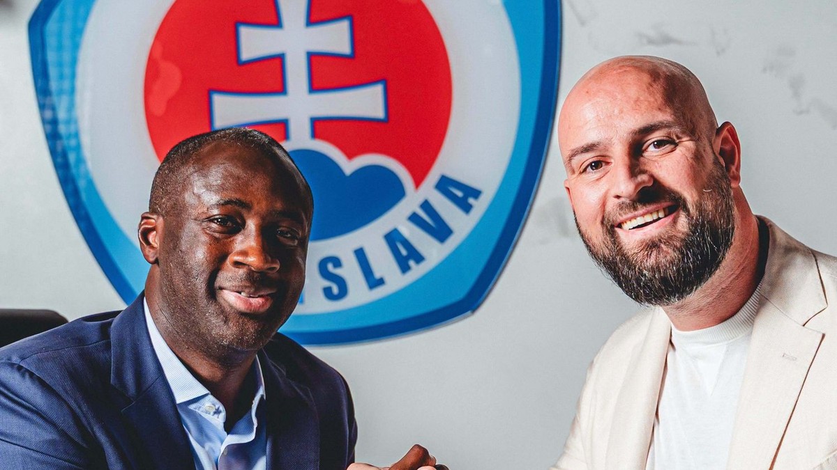 Yaya Touré a Ivan Kmotrík ml. pri podpise zmluvy.