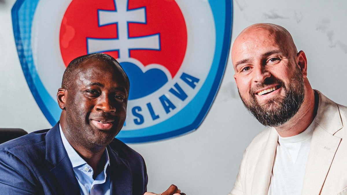 Yaya Touré a Ivan Kmotrík ml. pri podpise zmluvy.