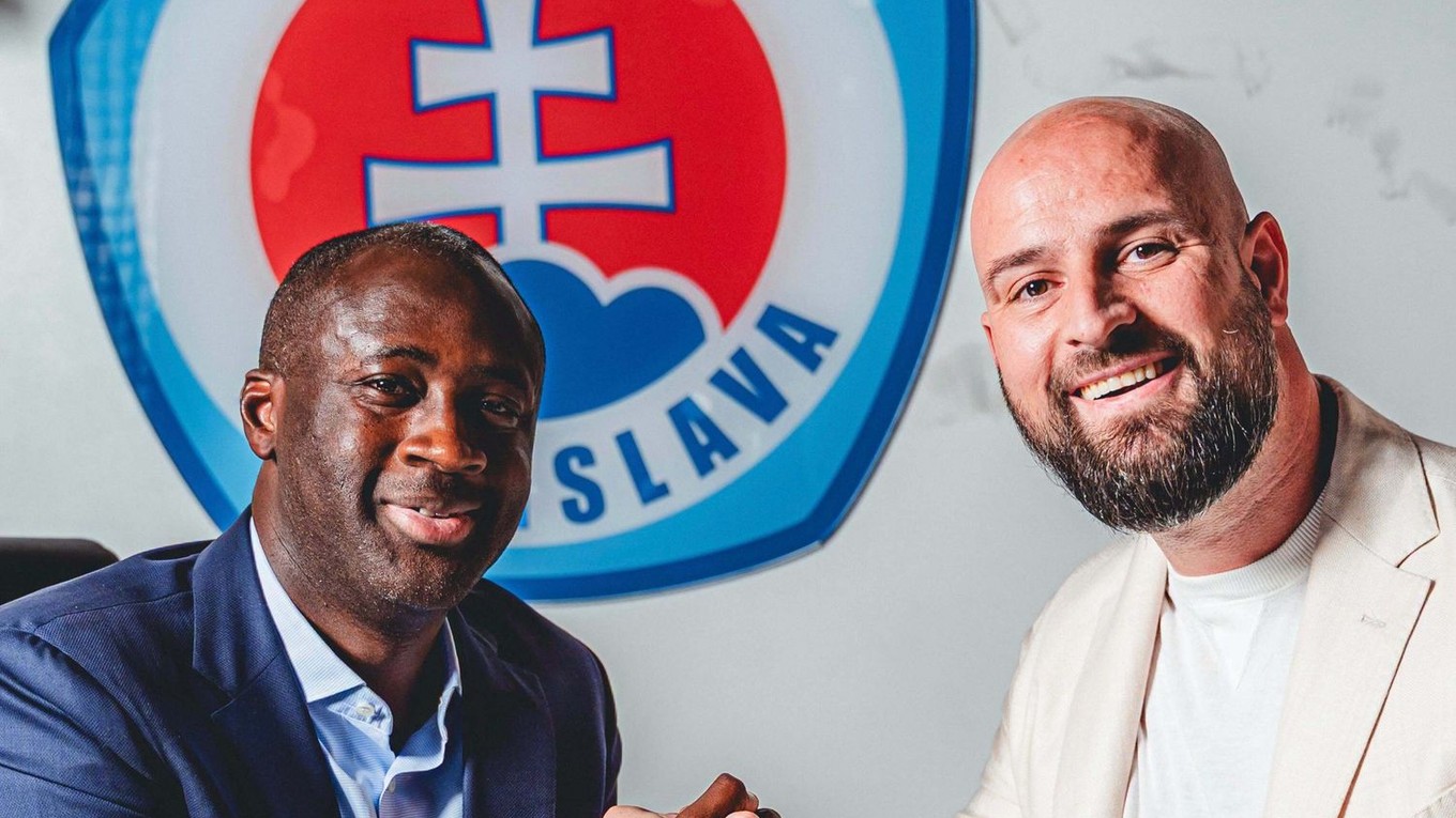 Yaya Touré a Ivan Kmotrík ml. pri podpise zmluvy.