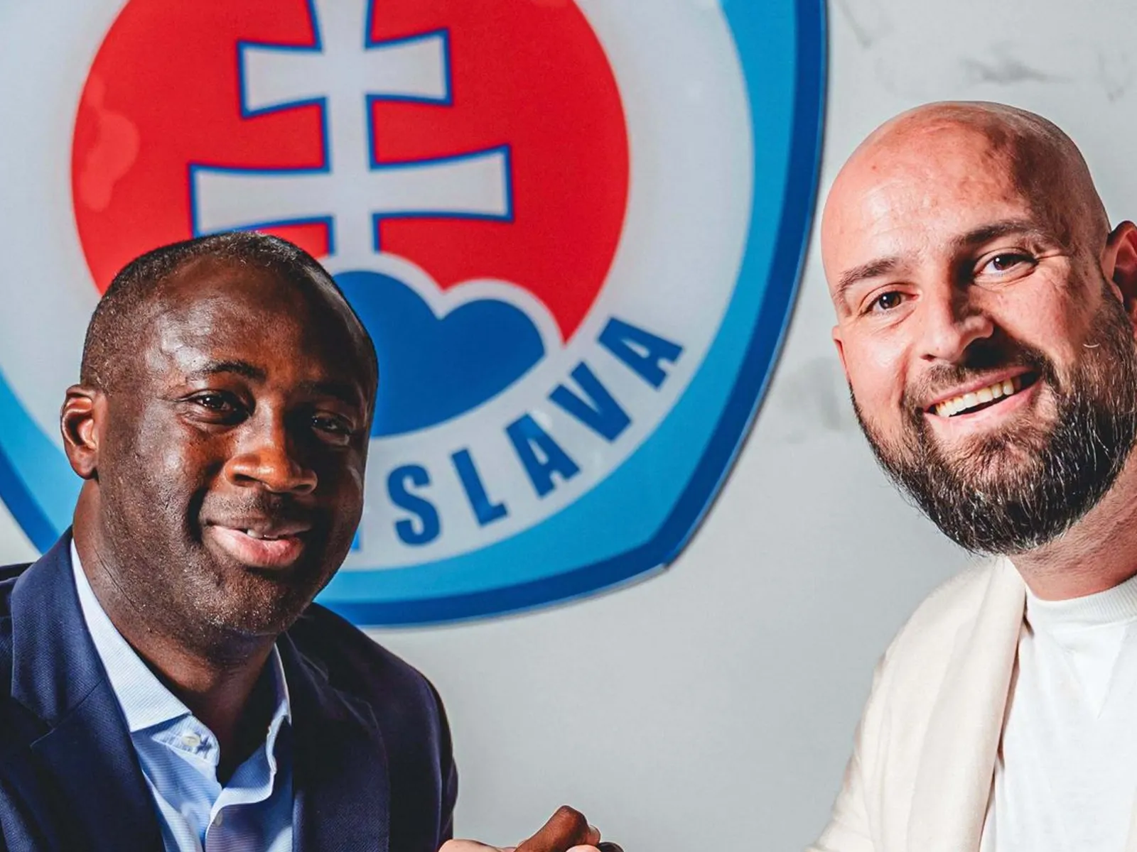 Yaya Touré a Ivan Kmotrík ml. pri podpise zmluvy.