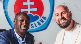 Yaya Touré a Ivan Kmotrík ml. pri podpise zmluvy.