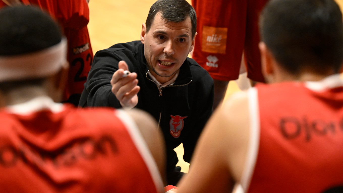 Basketbalisti Komárna s trénerom Zlatkom Jovanovičom.