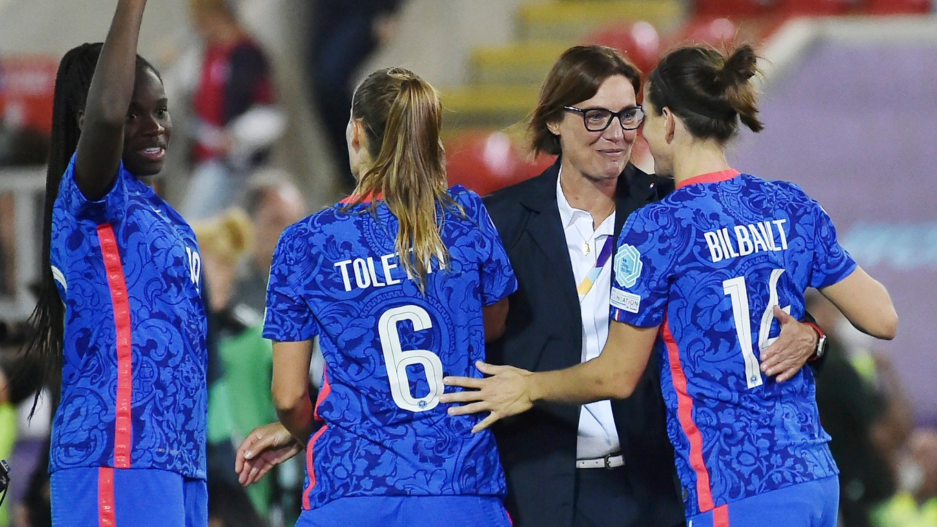 Futbalistky Francúzska s trénerkou Corinne Diacreovou. 