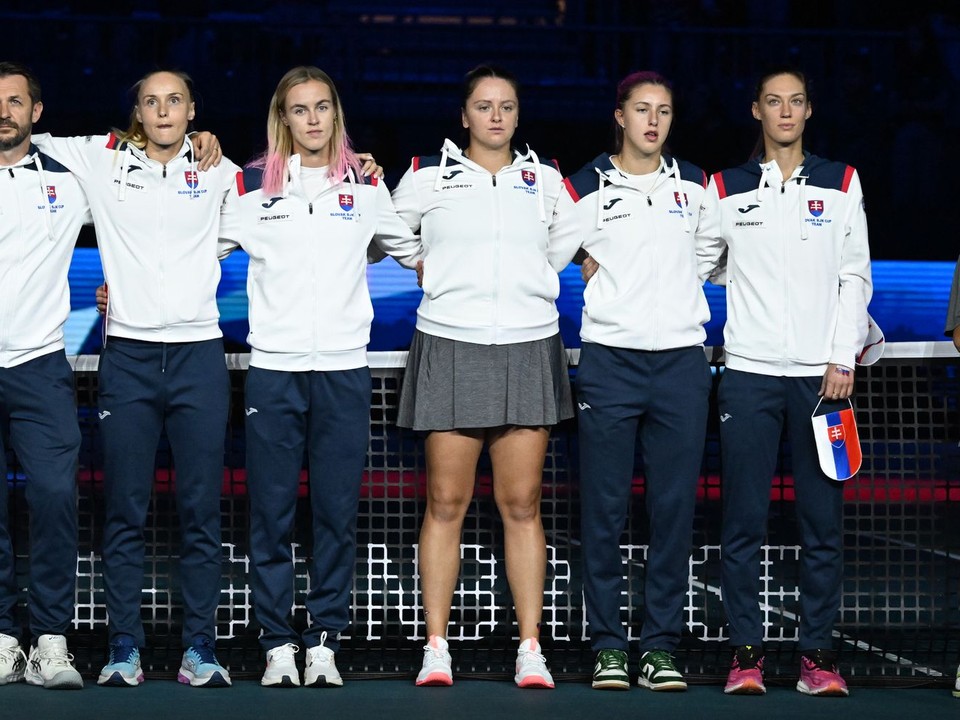 Tereza Mihalíková, Renáta Jamrichová, Viktória Hrunčáková, Anna Karolína Schmiedlová, Rebecca Šramková a kapitán slovenského tímu Matej Lipták.