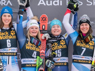 Meta Hrovatová (druhá vpravo) po treťom mieste v obrovskom slalome v Kranjskej Gore.