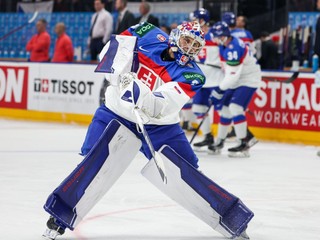 Brankár Samuel Hlavaj pred zápasom Slovensko - Kanada vo štvrťfinále MS v hokeji 2024.