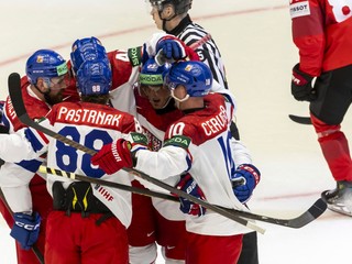 Českí hokejisti oslavujú gól.