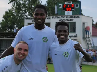 Letné posily Nových Zámkov v plnej paráde, Ibrahim (sprava), Ezekiel a Ádam Mészáros.