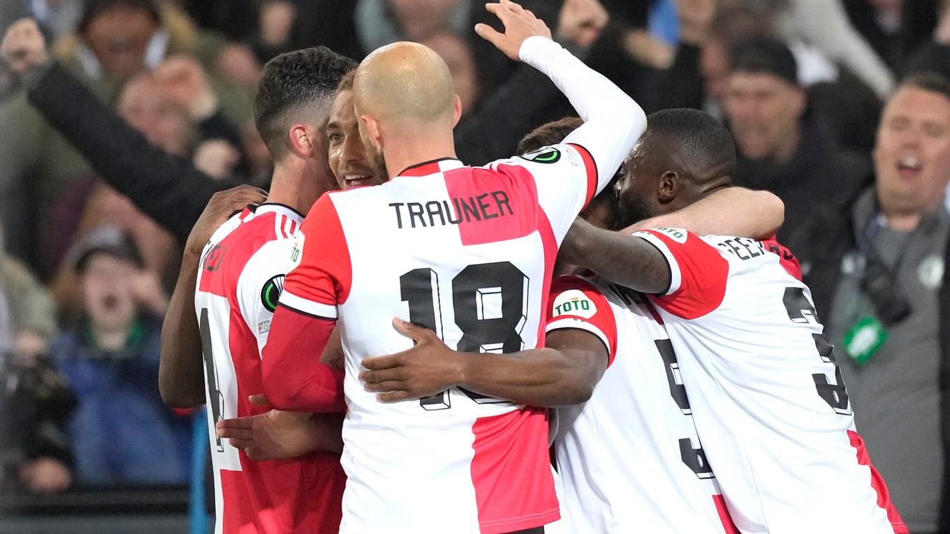 Radosť futbalistov Feyenoordu Rotterdam po strelenom góle. 