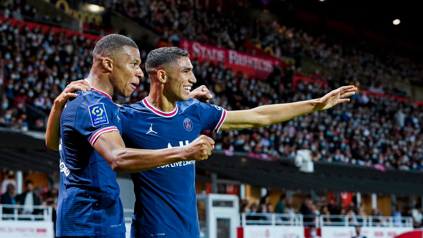 Kylian Mbappé (vľavo) a Achraf Hakimi v drese Paríž St. Germain (PSG).