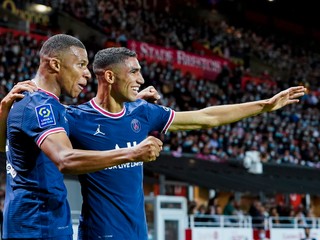 Kylian Mbappé (vľavo) a Achraf Hakimi v drese Paríž St. Germain (PSG).