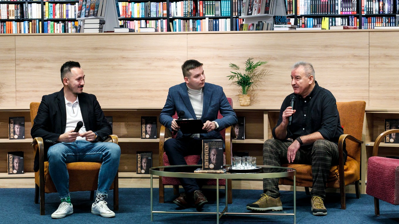 Krst knihy Kontroverzný tréner - zľava autor Juraj Berzedi, moderátor Tomáš Kotlárik a Vladimír Goffa.