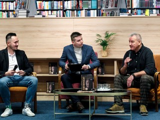 Krst knihy Kontroverzný tréner - zľava autor Juraj Berzedi, moderátor Tomáš Kotlárik a Vladimír Goffa.