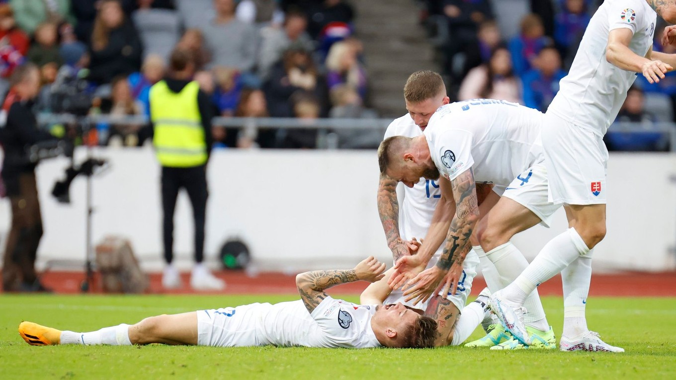 Prekvapený Tomáš Suslov leží na zemi po kurióznom góle v zápase Island - Slovensko v kvalifikácii EURO 2024.