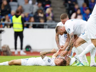 Prekvapený Tomáš Suslov leží na zemi po kurióznom góle v zápase Island - Slovensko v kvalifikácii EURO 2024.