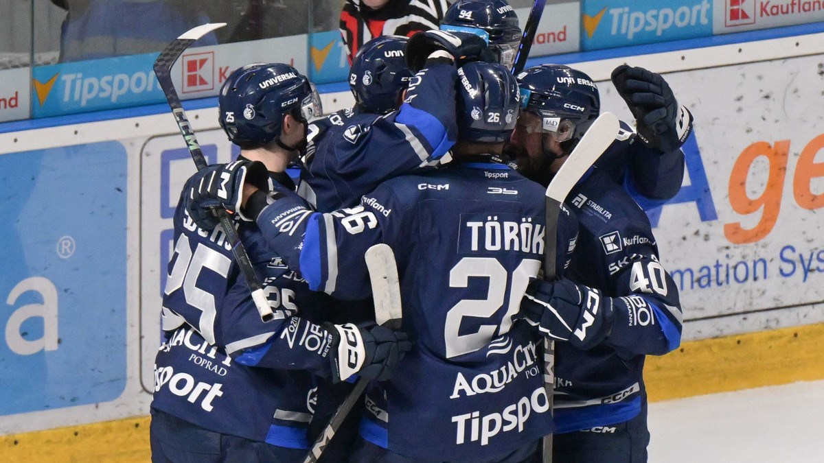 Hráči Popradu sa tešia z gólu.