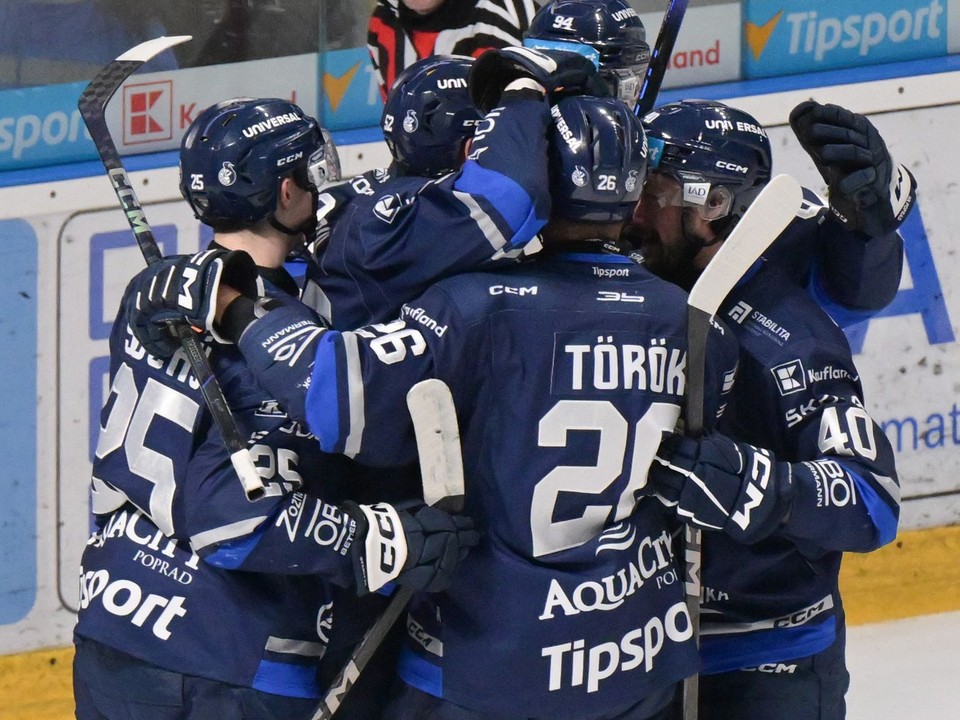 Hráči Popradu sa tešia z gólu.