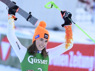 Petra Vlhová sa teší po obrovskom slalome v Lienzi 2021.