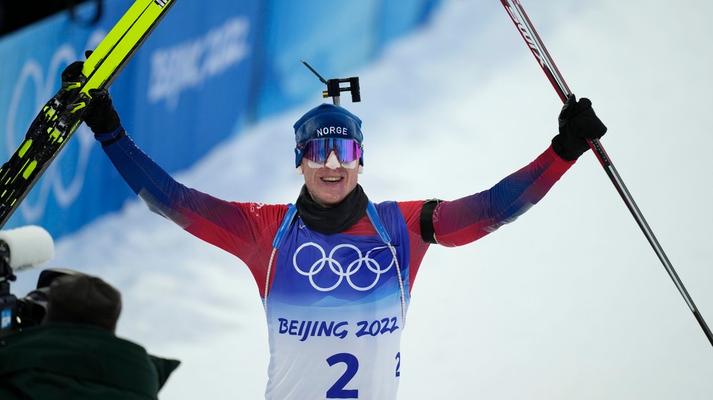 Nórsko prekonalo olympijský rekord, Johannes Thingnes Bö vyhral hromadný štart