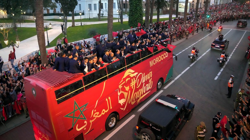 Marockých futbalových hrdinov prijal kráľ. Pozvali aj matky