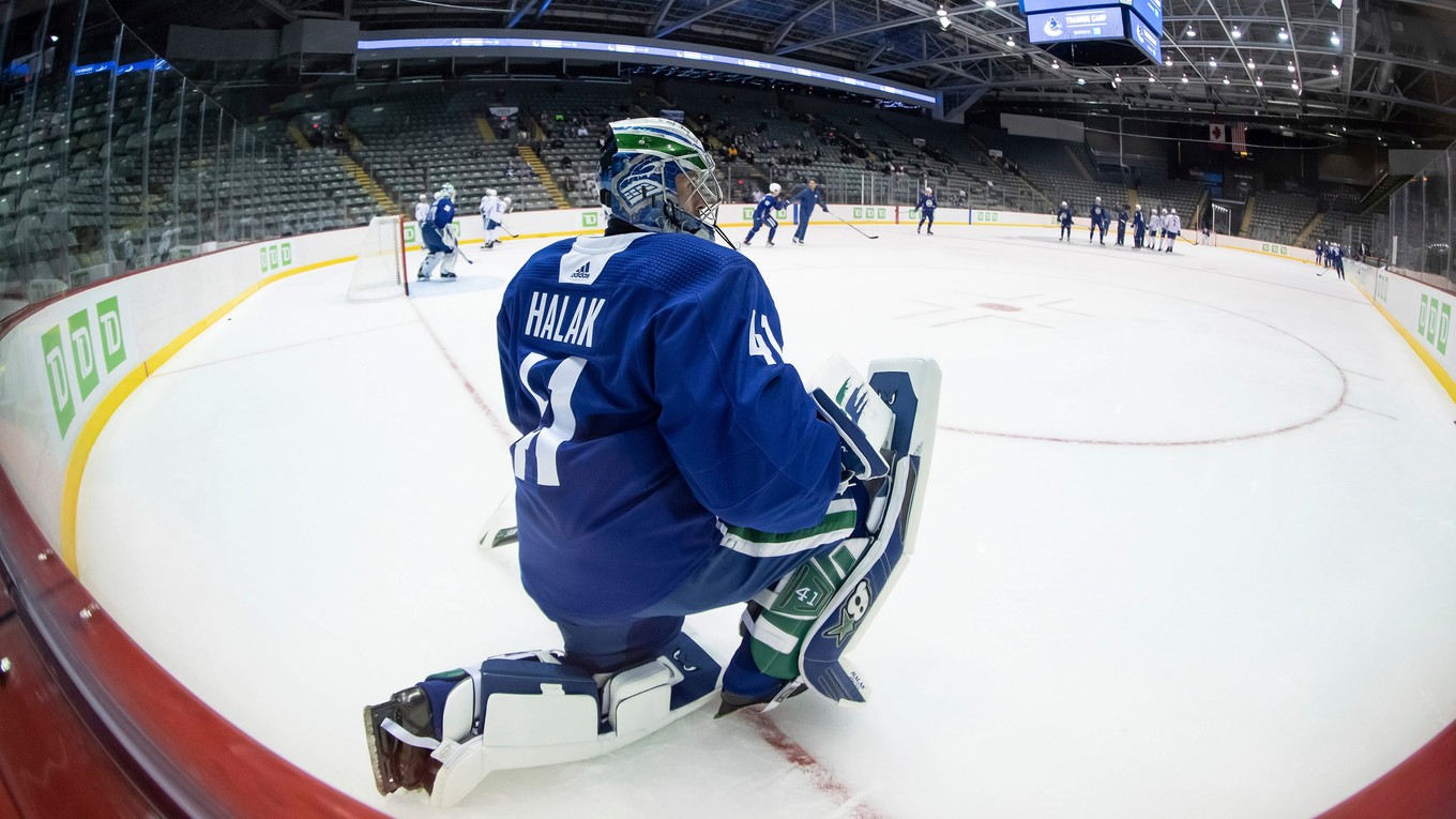 Jaroslav Halák v drese Vancouver Canucks.