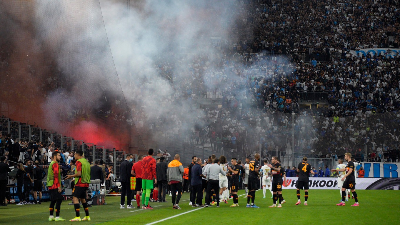 Výtržnosti fanúšikov v zápase Európskej ligy Olympique Marseille - Galatasaray Istanbul.