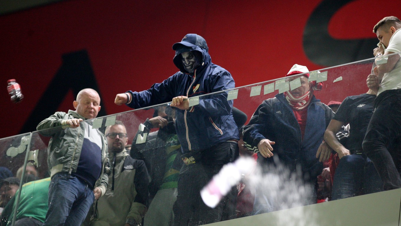 Fanúšikovia Albánska spôsobili počas zápasu kvalifikácie MS vo futbale 2022 proti Poľsku viacero incidentov.