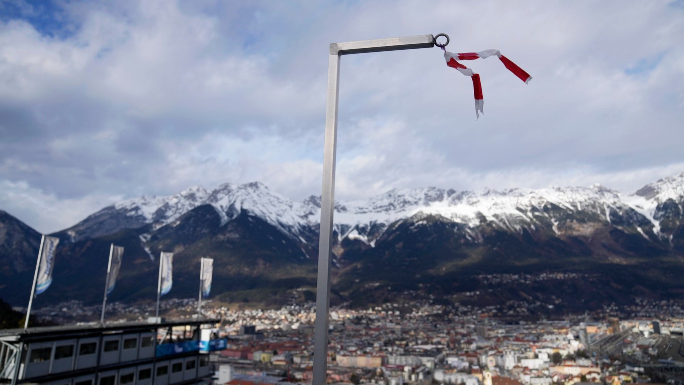 Turné štyroch mostíkov 2022: Podujatie v Innsbrucku zrušili pre silný vietor.