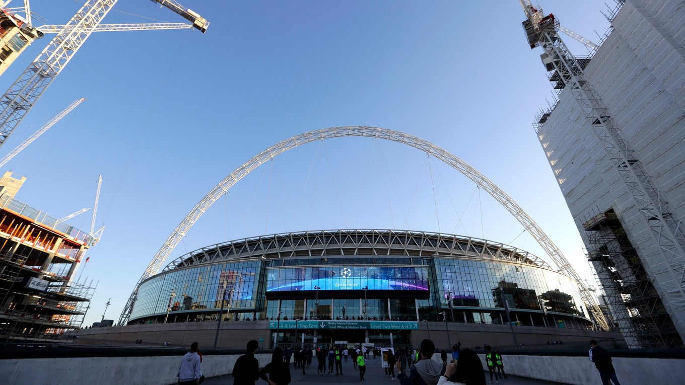 Štadión Wembley, dejisko semifinále FA Cupu medzi Manchestrom City a Liverpoolom.
