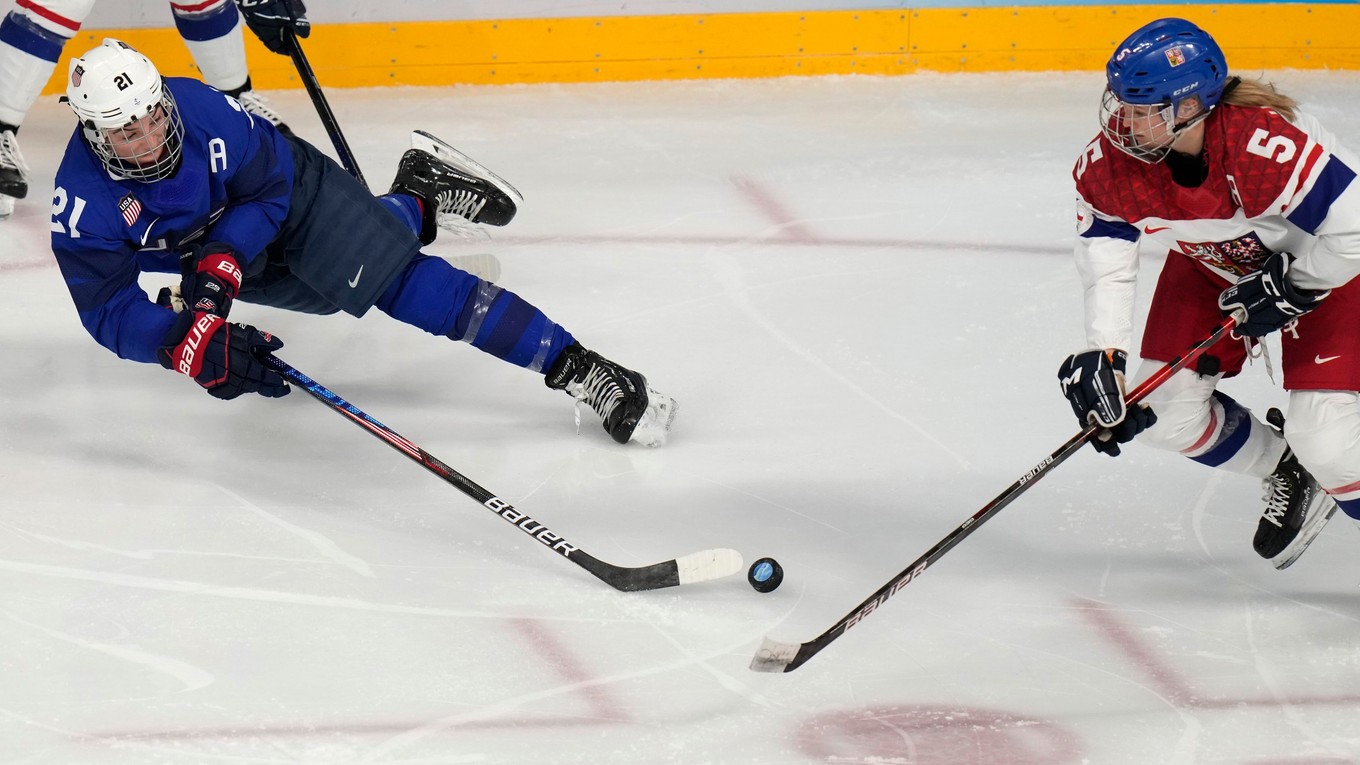 Hilary Knightová (vľavo) sa postarala na MS o rekordný zápis.