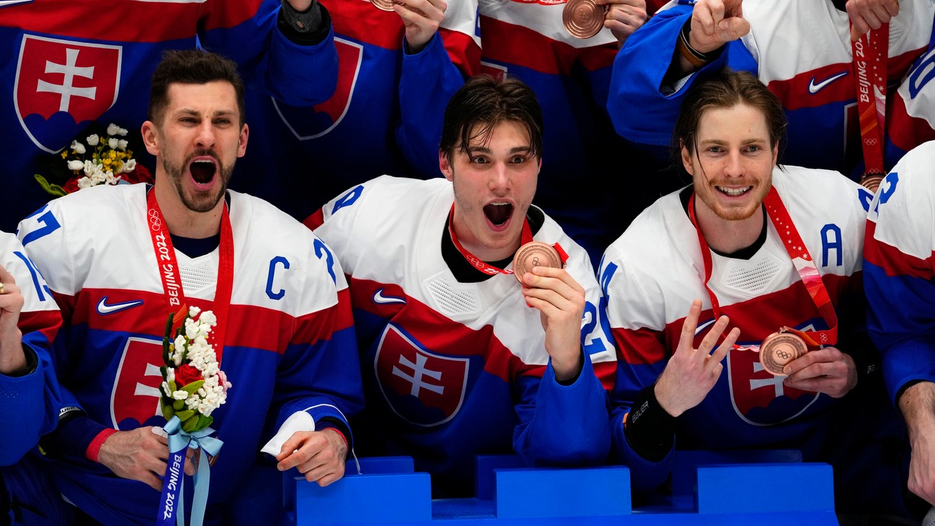 Juraj Slafkovský s Marekom Hrivíkom a Petrom Cehlárikom.