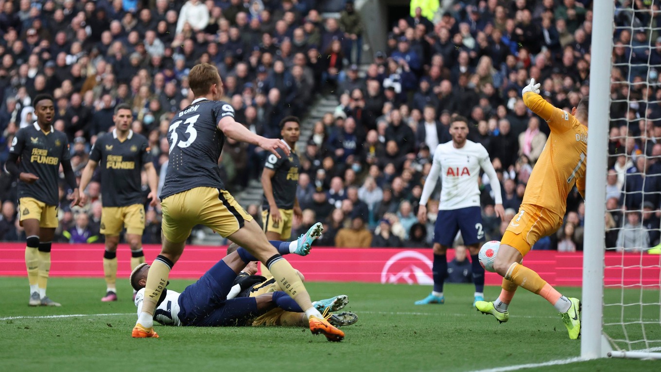 Emerson Royal prekonáva Martina Dúbravku v zápase Tottenham Hotspur - Newcastle United.