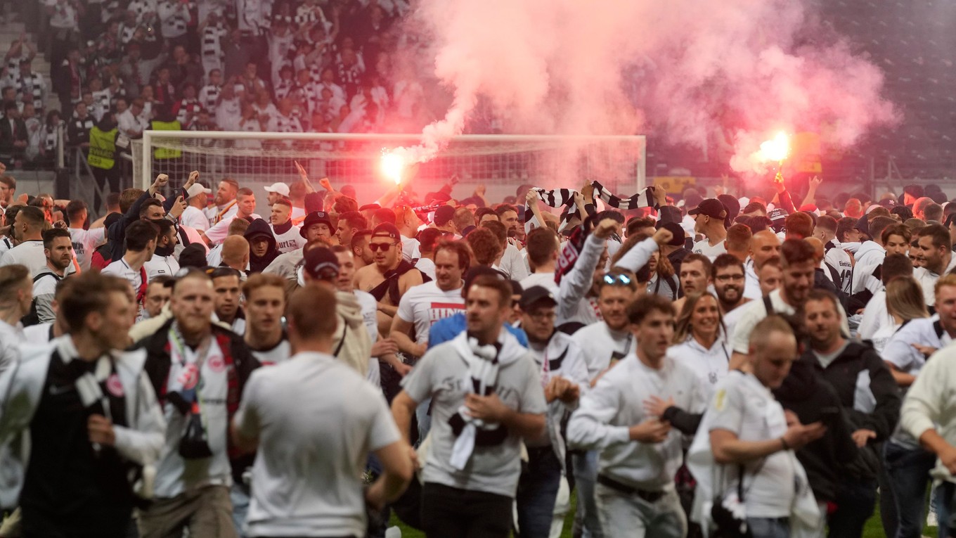 Fanúšikovia Eintracht Frankfurt.