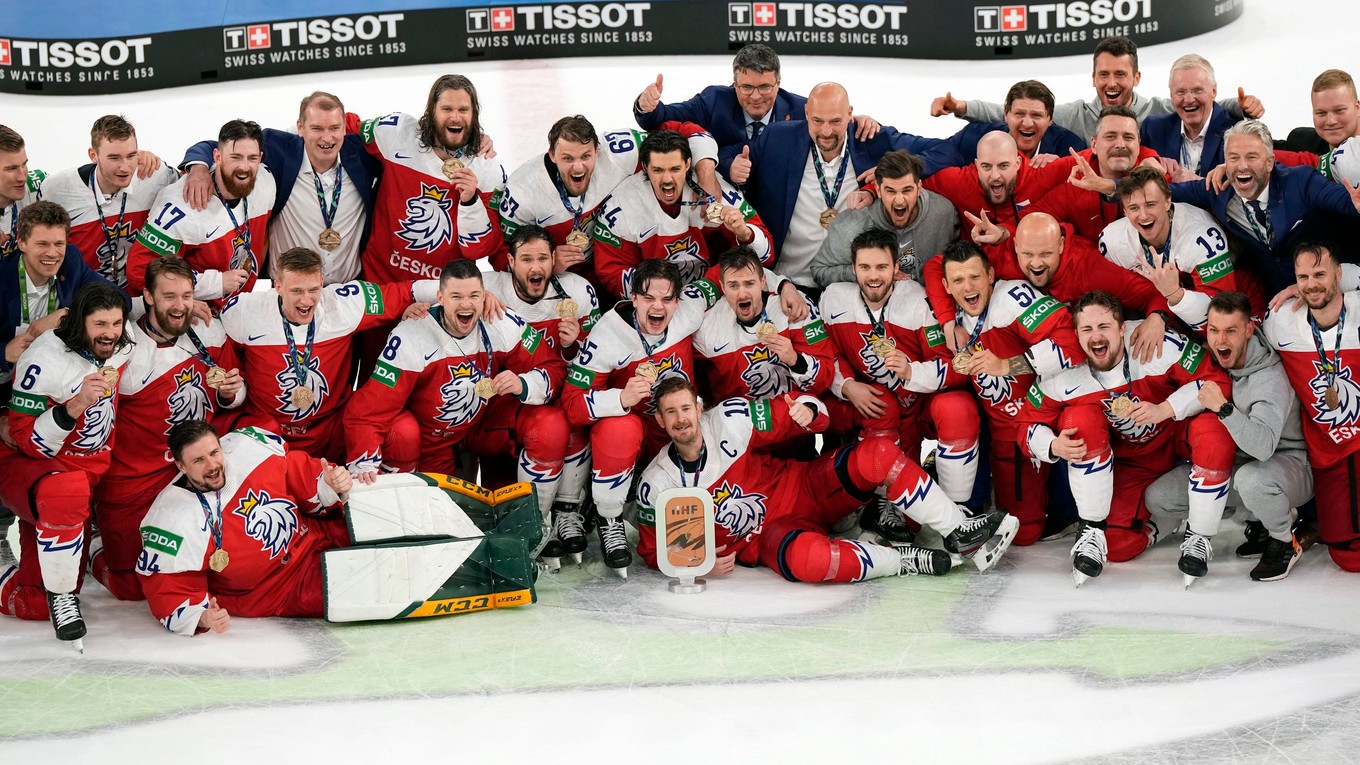 Českí hokejisti oslavujú po zisku bronzu na MS v hokeji 2022.