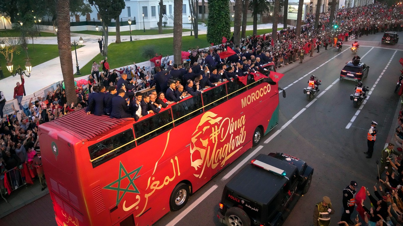 Marockí futbalisti po návrate z MS vo futbale 2022.