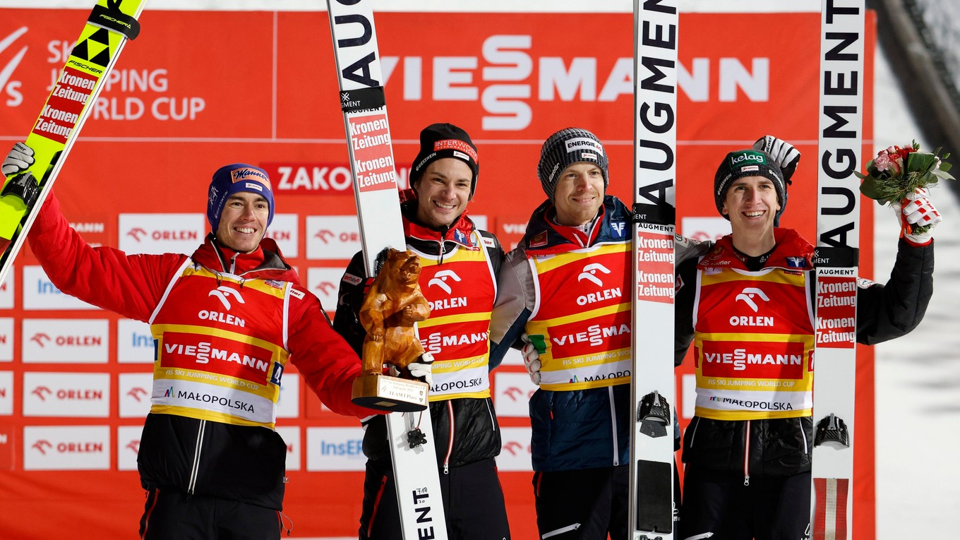 Nórski skokani na lyžiach Michael Hayböck, Daniel Tschofenig, Manuel Fettner a Stefan Kraft.