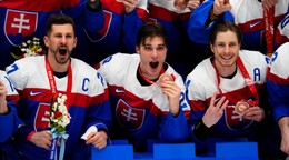 Juraj Slafkovský s Marekom Hrivíkom a Petrom Cehlárikom.