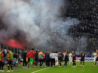 Výtržnosti fanúšikov v zápase Európskej ligy Olympique Marseille - Galatasaray Istanbul.