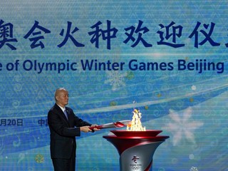 Olympijský oheň je už v Pekingu.