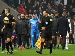 Dmitri Payet dostal počas zápasu Ligue 1 Olympique Lyon - Olympique Marseille fľašou do hlavy.