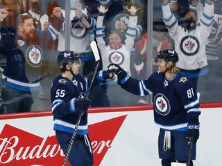 Mark Scheifele (vľavo) a Kyle Connor.
