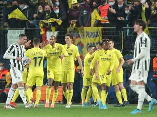 Radosť z vyrovnávajúceho gólu futbalistov Villarrealu.