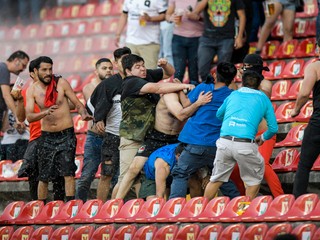 Bitka fanúšikov v zápase mexickej ligy medzi Querétarom a Atlasom.