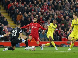 Brankár Villarrealu Geronimo Rulli  zasahuje pred Mohamedom Salahom z Liverpoolu.