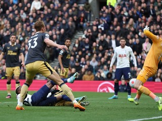 Emerson Royal prekonáva Martina Dúbravku v zápase Tottenham Hotspur - Newcastle United.