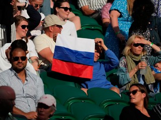 Fanúšik s ruskou vlajkou počas turnaja vo Wimbledone. 