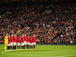 Futbalisti Manchestru United si uctili minútou ticha kráľovnú Alžbetu II. 